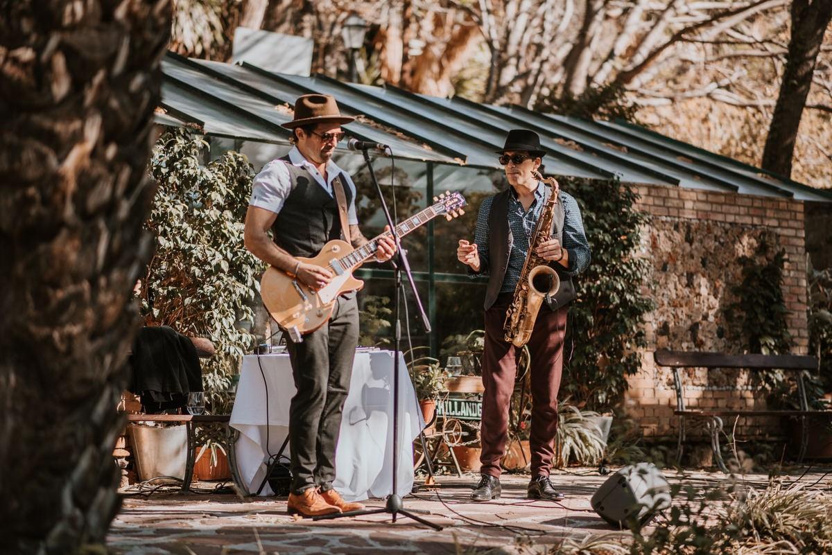 dúo de música tocando en un evento