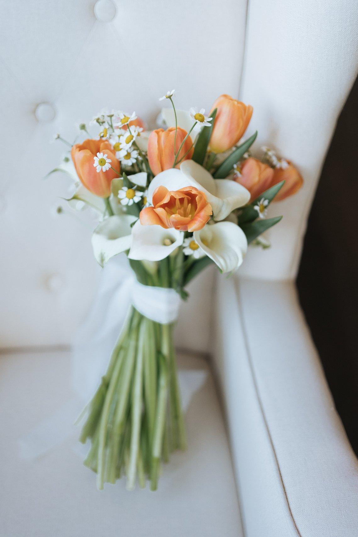 Ramo de novia sencillo para civil con tulipanes, calas y margaritas