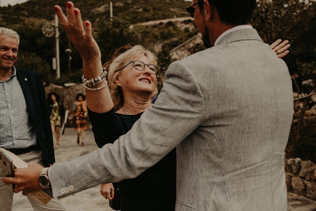 excusas para no ir a una boda amiga o familiar a punto de abrazar a un chico con barba