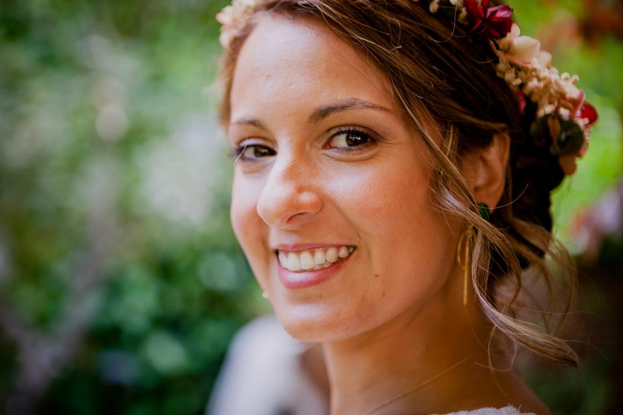 Primer plano de una novia sonriente con un bonito recogido el día de la boda