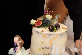 Tarta de boda con detalles dorados