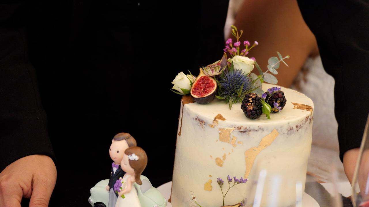 Tarta de boda con detalles dorados