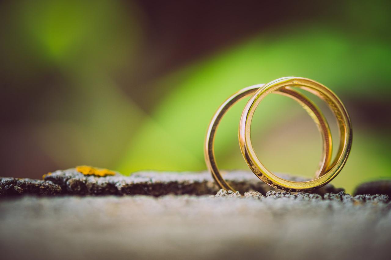 Organizar boda en 3 meses: dos alianzas de oro amarillo