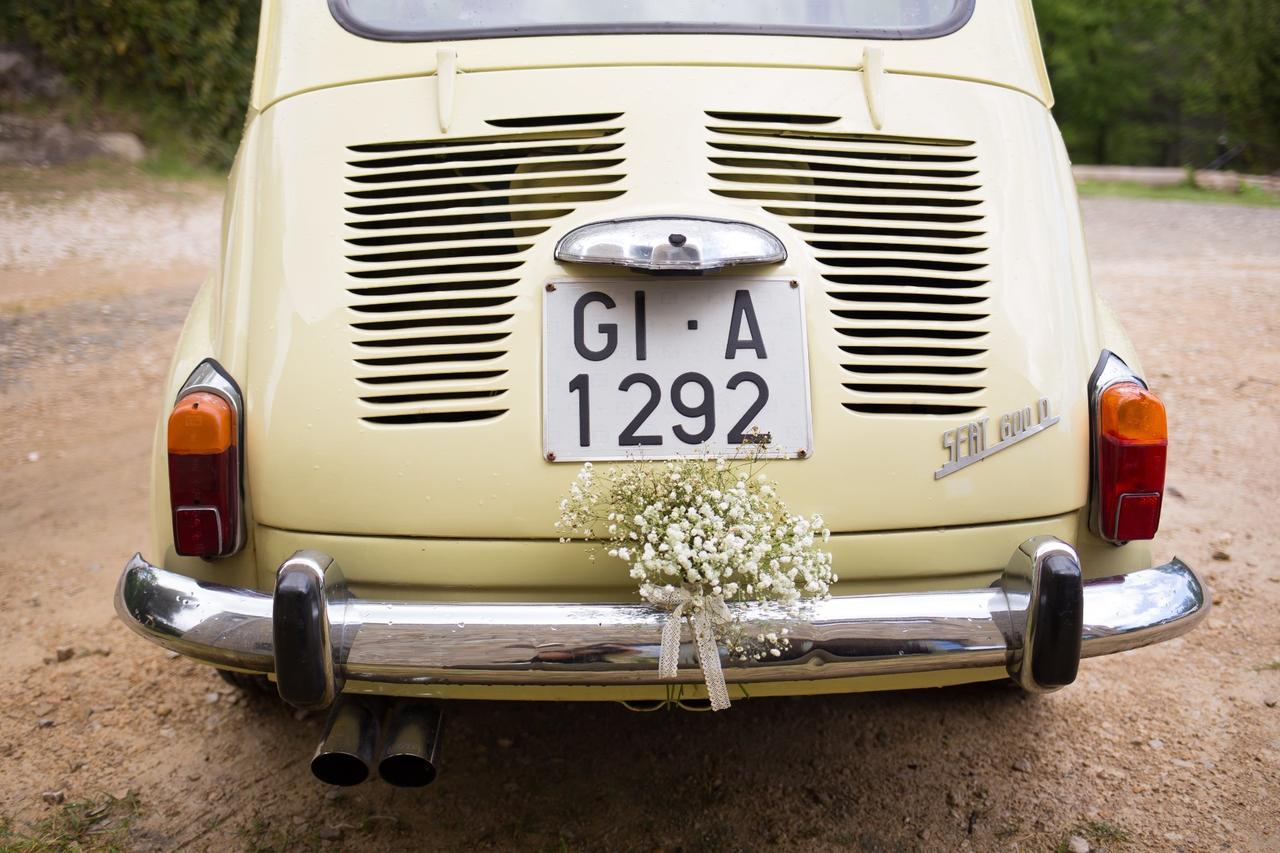 Mítico Seat 600 con un ramo de flores sujeto al guardabarros trasero