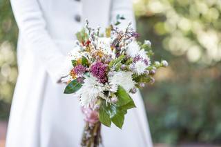 Ramo de novia silvestre de tonos blancos, verdes y lilas