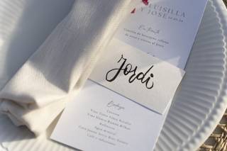 Marcasitios boda: tarjeta sencilla sobre fondo blanco