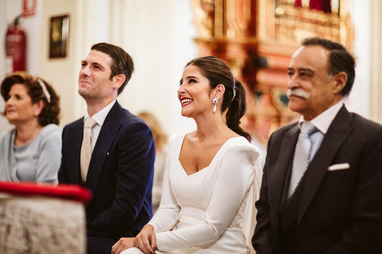 Boda religiosa en el interior de un templo