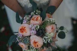 Ramo de novia con peonías, plantas crasas, paniculata y verde