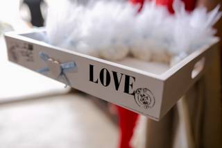 Bandeja con regalos de boda en la que puede leerse la palabra Love el día de la boda