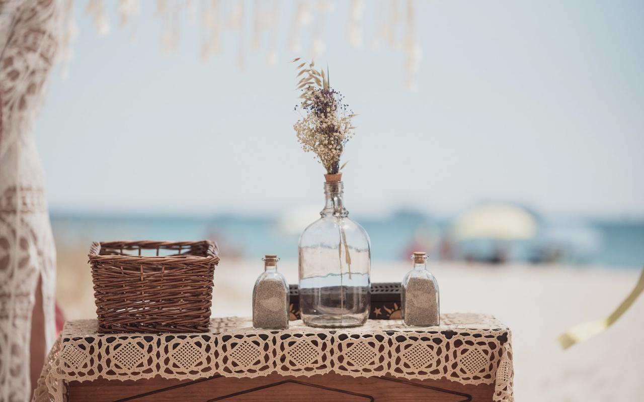 Altar de boda civil en la playa con todo lo de la ceremonia de la arena a punto