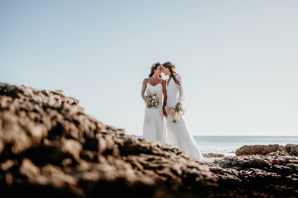 Tipos de vestidos de novia: vestido de novia con tirantes y vestido de novia con manga larga