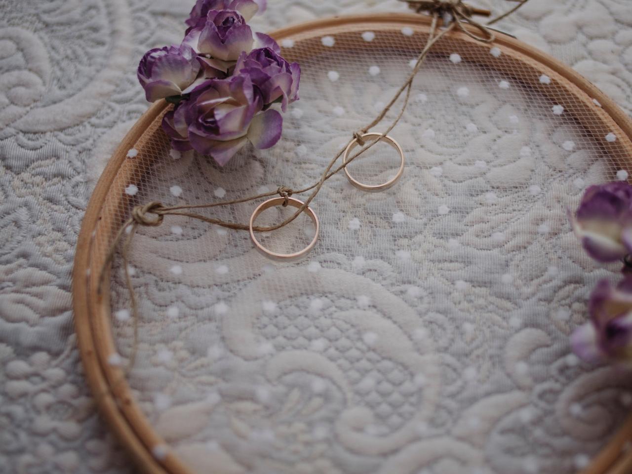 Bastidor porta alianzas con flores lilas para la boda