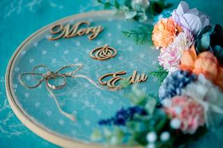 Bastidor porta alianzas en tul plumeti y con letras de madera para la boda