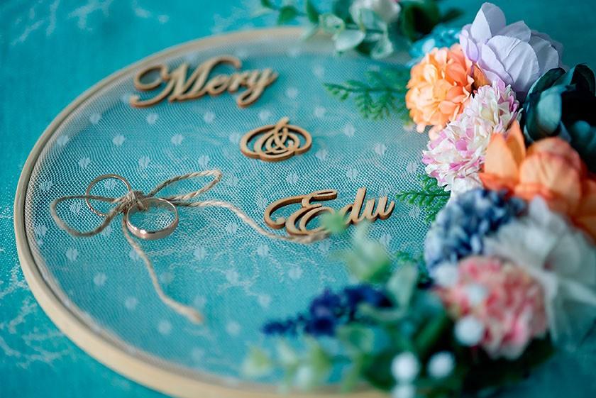 Bastidor porta alianzas en tul plumeti y con letras de madera para la boda