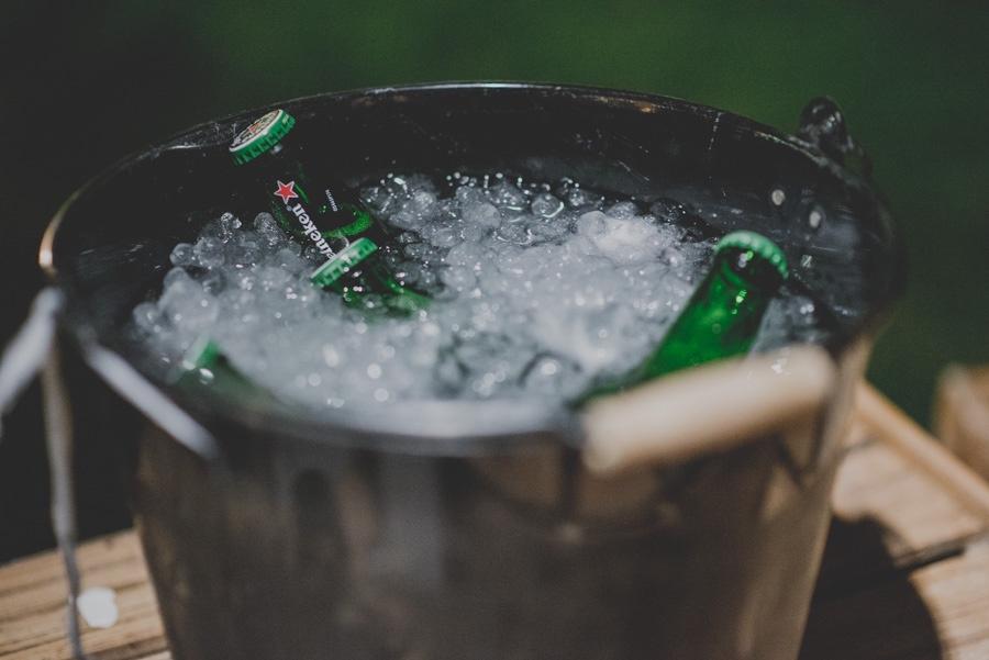 Corner cervezas boda con cubo metálico con muchos cubitos de hielo y algunas cervezas