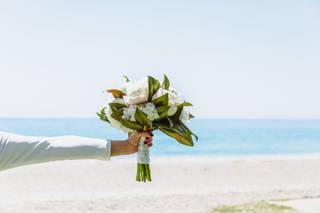 ramo de novia sencillo delante del mar