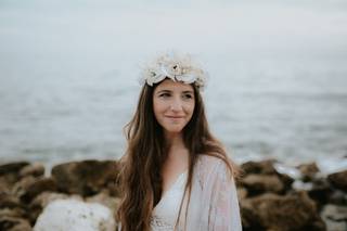 Chica con el pelo largo suelto y corona de flores blancas grandes