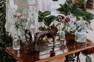 Decoración vintage bodas al aire libre con máquinas de coser retro