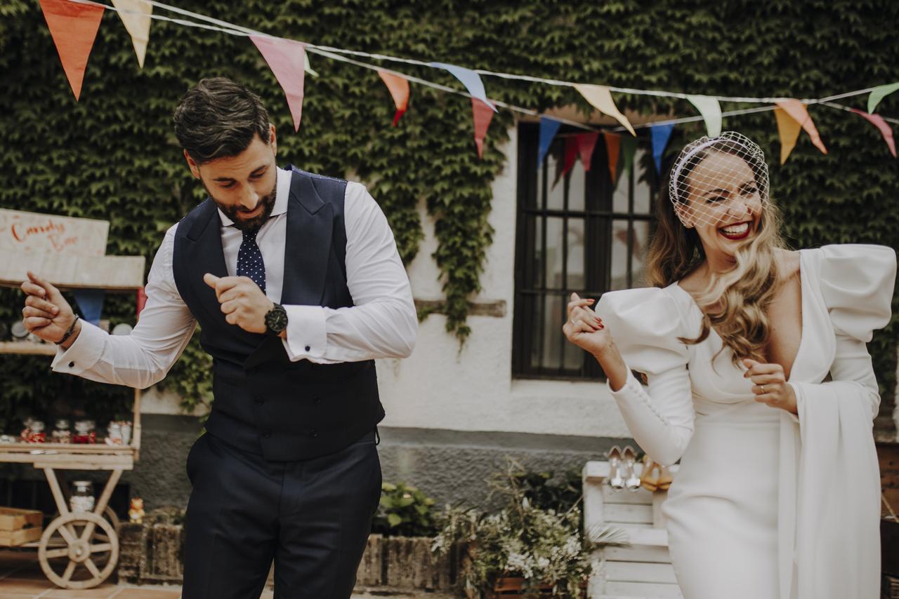 pareja de novios bailando animados en su boda