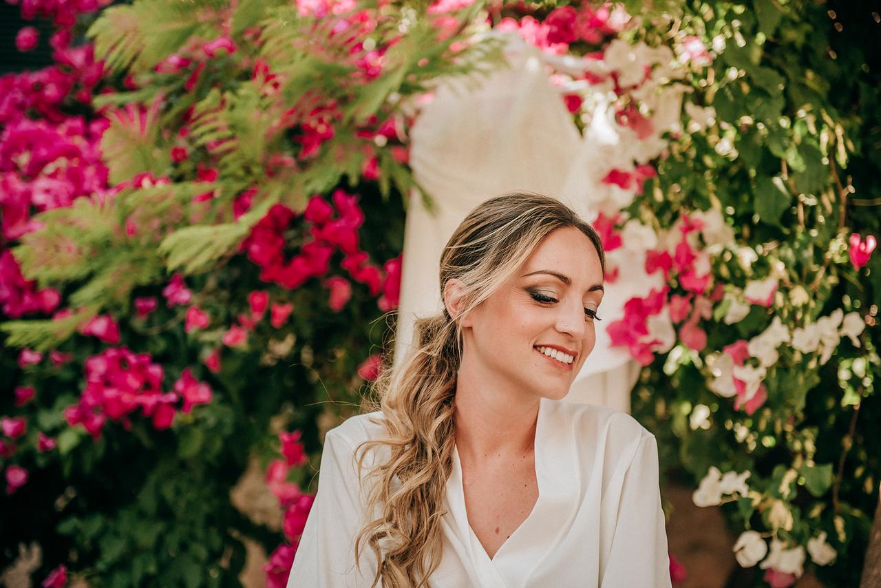 Recogidos de novia con pelo rizado: coleta