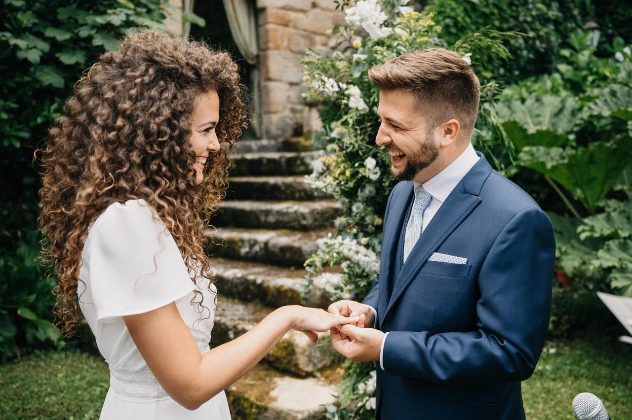 Pareja de novios mirándose a los ojos durante el día de la boda