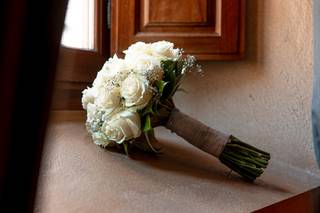 Ramo de rosas blancas con cinta en la empuñadura