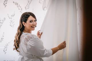 Peinados novia pelo suelto con abalorios decorativos