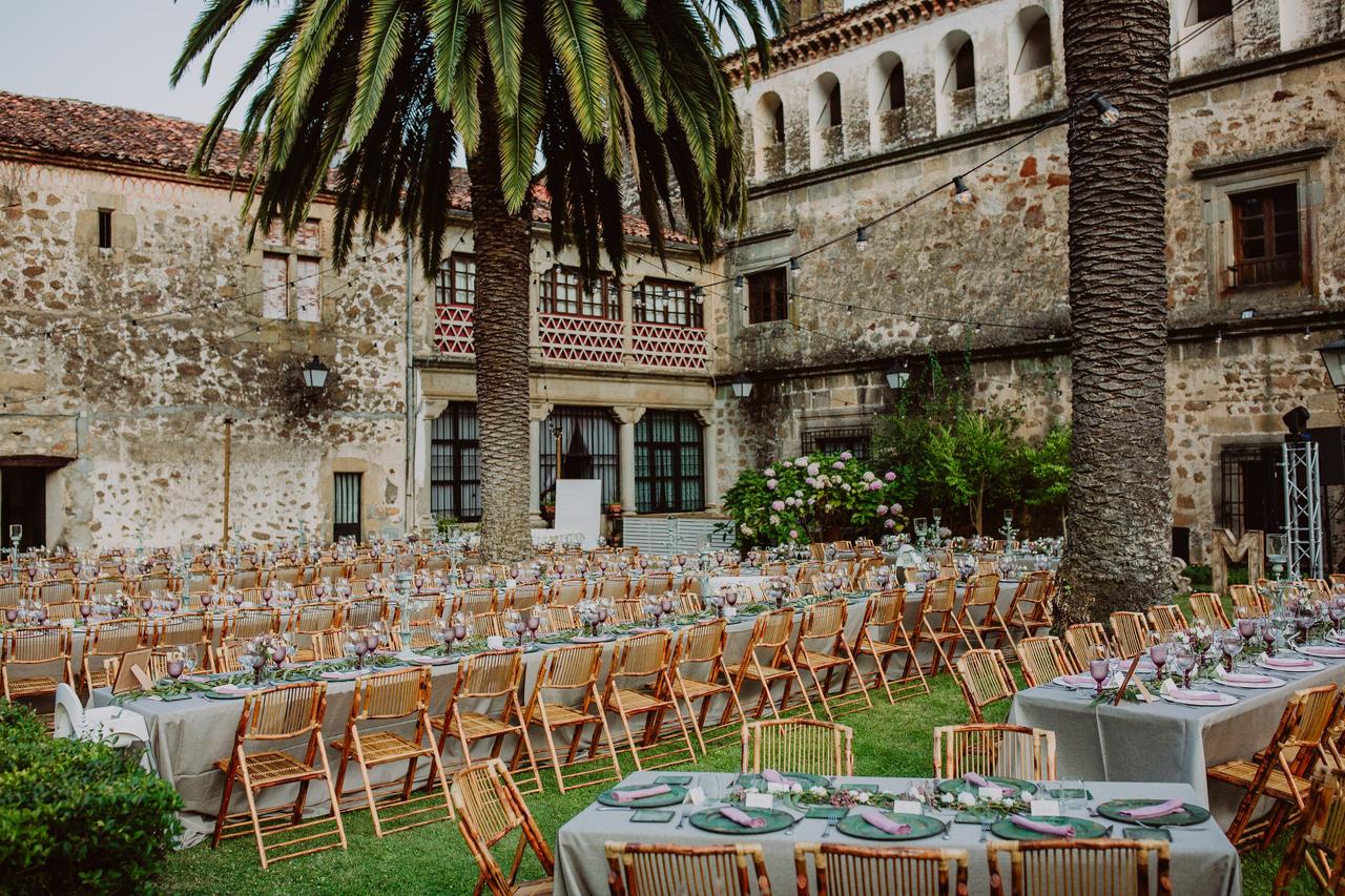 Exterior con largas mesas preparadas para una comida de día al aire libre