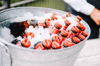 Rincón cerveza boda con cubo de cinc lleno de hielo y cerveza