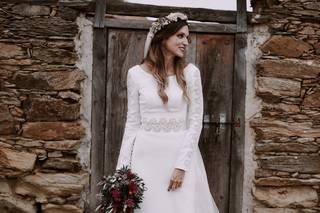 Novia con pelo suelto y corona de flores