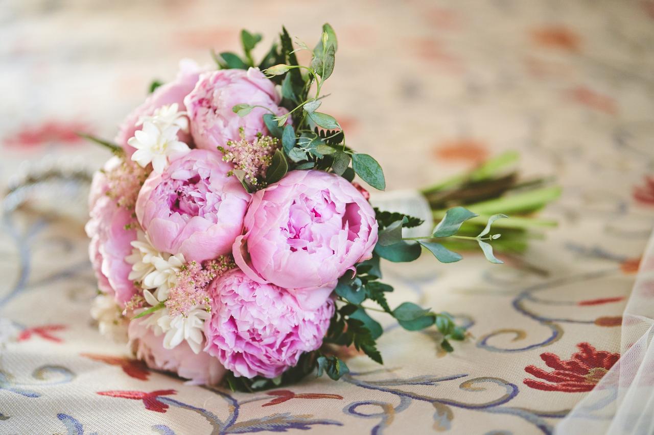 ramo de novia sencillo y elegante con rosas rosas y blancas