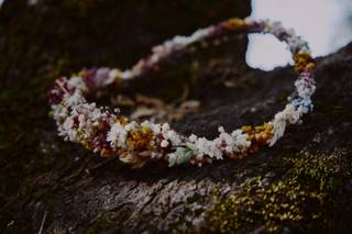 Primer plano de una corona de flores naturales bohemia encima de musgo