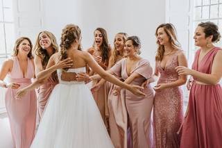 Abrazos de mejores amigas en la boda