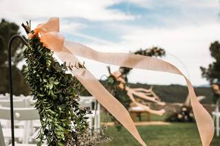 Color Pantone: espacio de una ceremonia de boda civil al aire libre con lazos en color Mocha Mousse