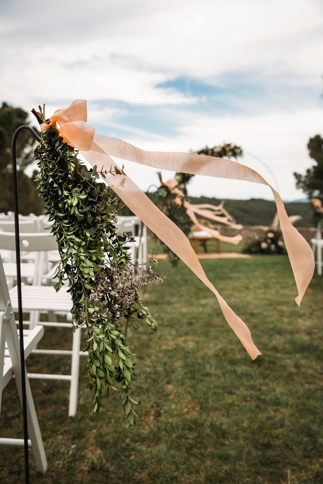 Color Pantone: espacio de una ceremonia de boda civil al aire libre con lazos en color Mocha Mousse