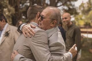 Abrazos llenos de amor Imágenes de abrazos el día de la boda