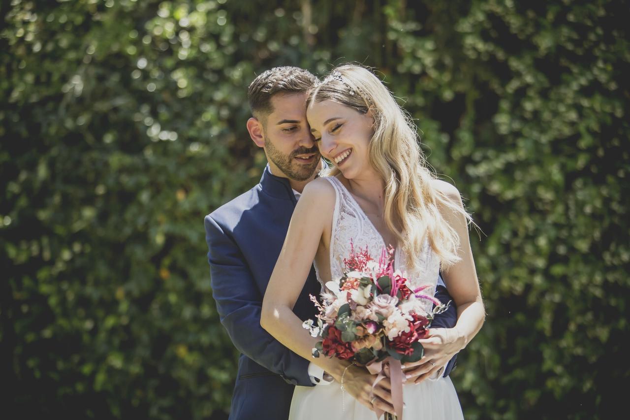 Peinados novia pelo suelto con diadema floral