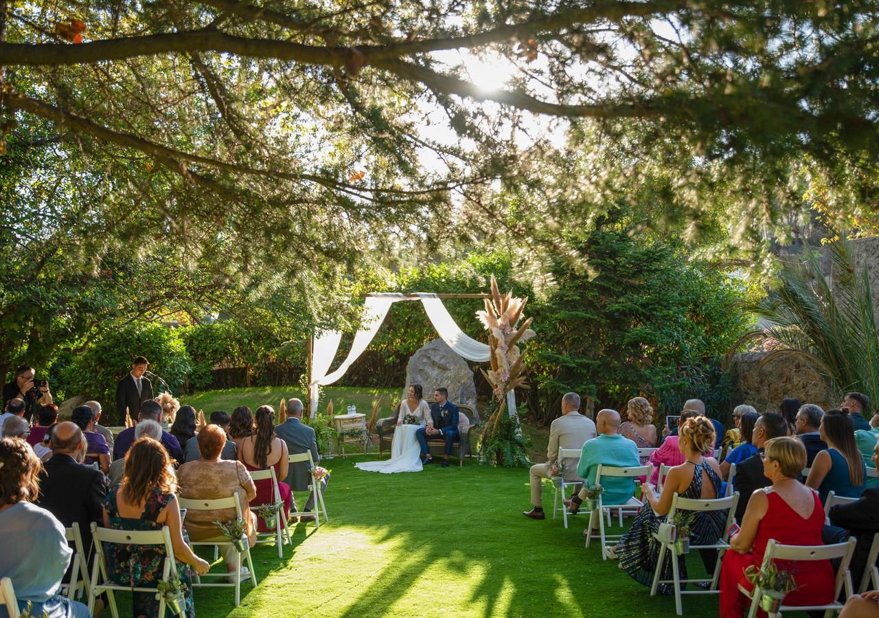 Discurso boda: vista general de una ceremonia civil al aire libre