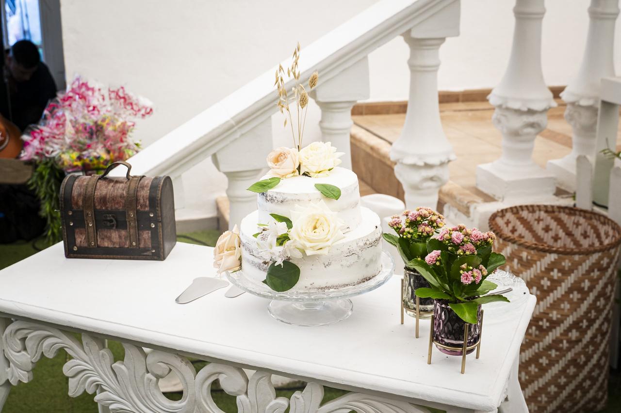 Tarta de boda seminaked cake con elementos naturales