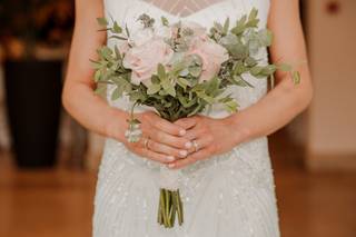 ramo de novia sencillo con follaje verde y rosas románticas