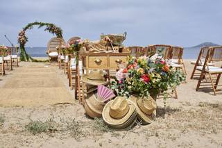 Decoración de bodas en la playa con detalles de boda para que los invitados se protejan del sol: sombreros