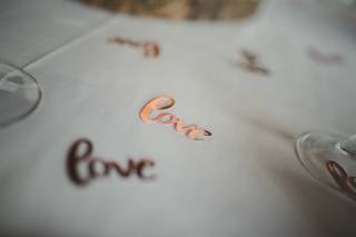 Confeti decorativo el día de la boda con la palabra Love