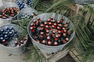 Cerveza para bodas: cubos de cinc llenos de cervezas con hielo