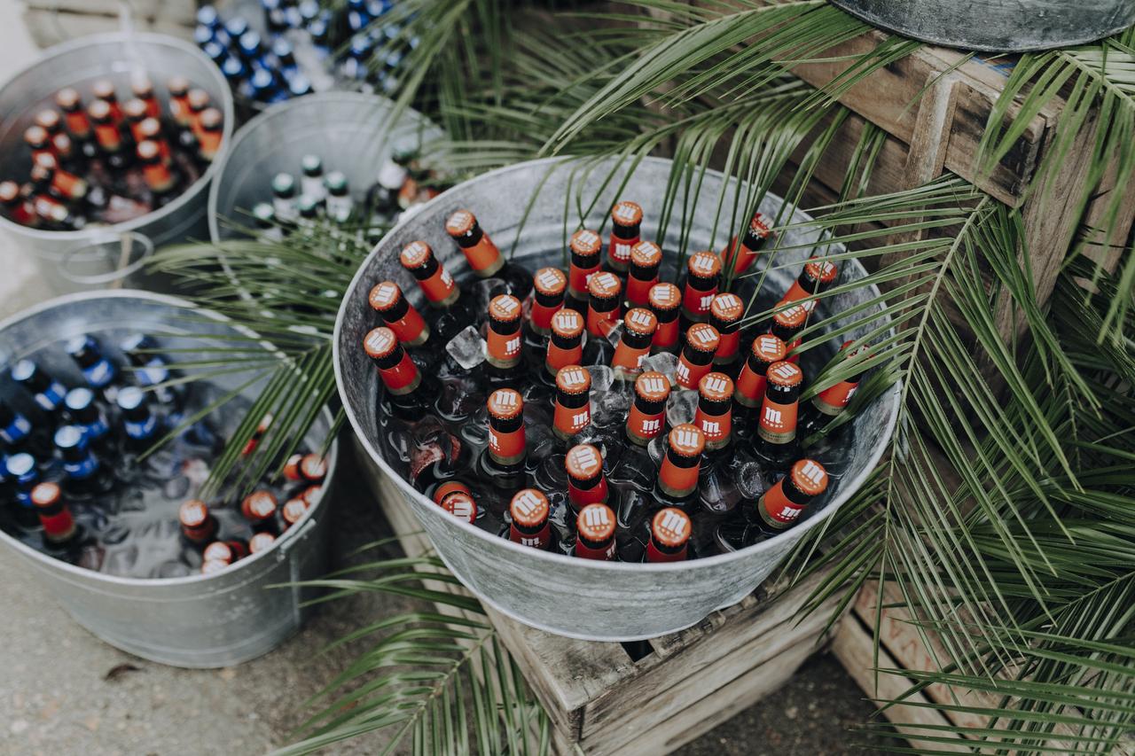 Cerveza para bodas: cubos de cinc llenos de cervezas con hielo