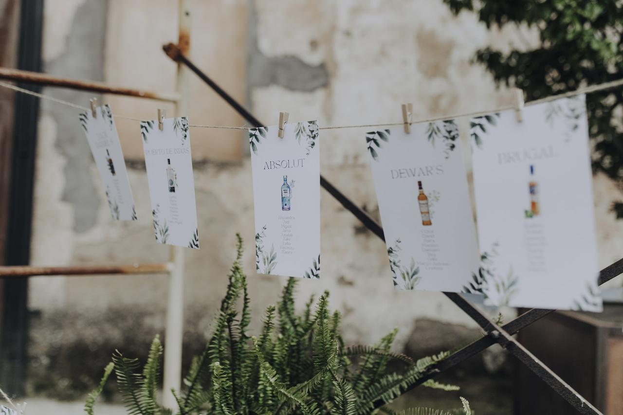 Papelería de boda: seating plan con nombres de marcas de alcohol
