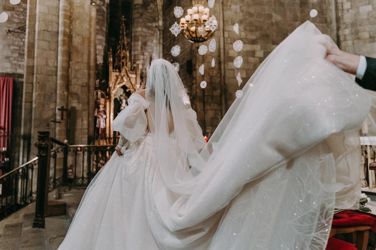 Vestidos de Novia: Vestido de Novia Blanco Corte Evasé Cola Capilla