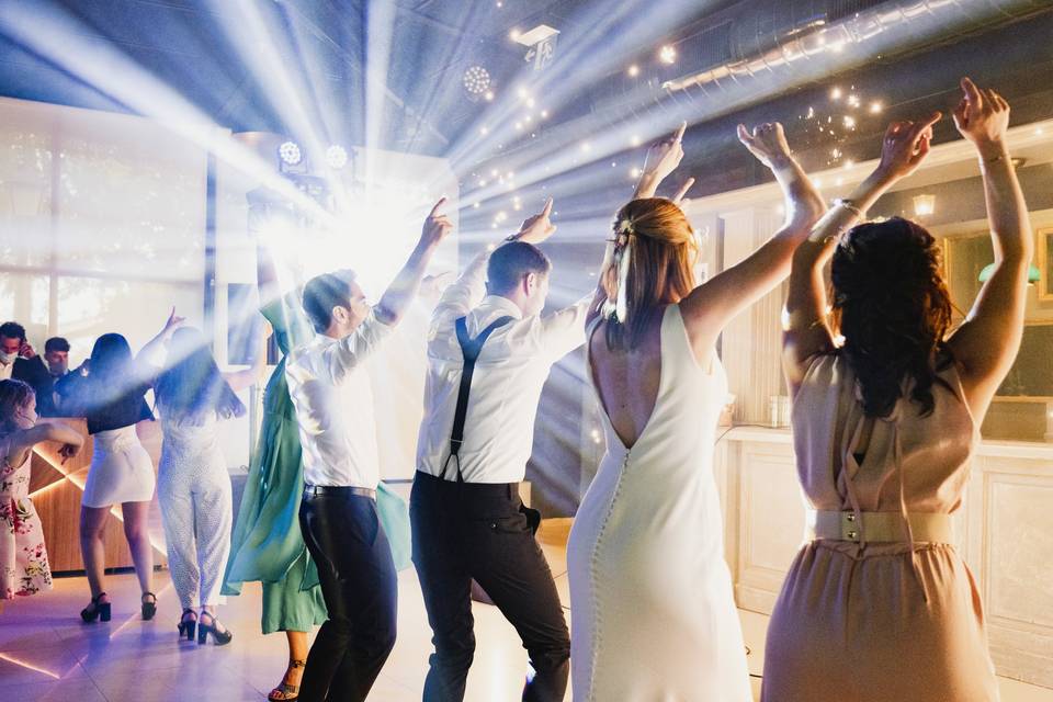 70 canciones para bailar en una boda hasta el final de la noche