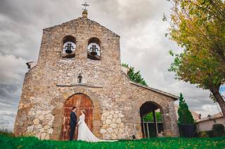 Boda religiosa: pareja de recién casados se coge de las manos delante de una iglesia