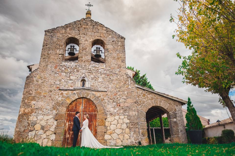 Boda religiosa: pareja de recién casados se coge de las manos delante de una iglesia