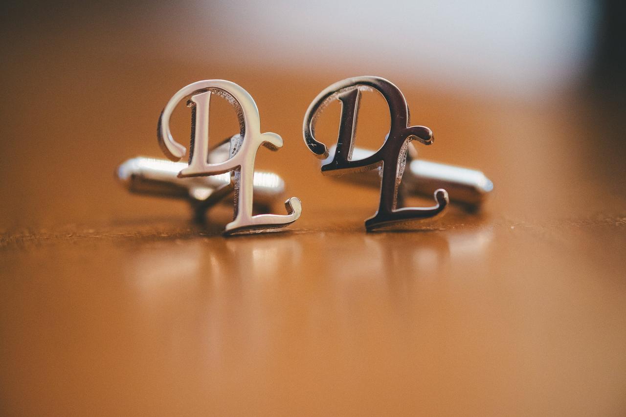 Gemelos para novio con forma de las iniciales de las parejas